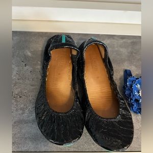 Tieks 9 Obisidian Black GUC Heel and Toe Scuffs w Sole Darkening Flower Included